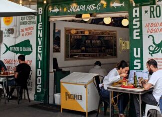 CULTURE CLASH: The Dining Etiquette Rules American Tourists Frequently Break in Mexico